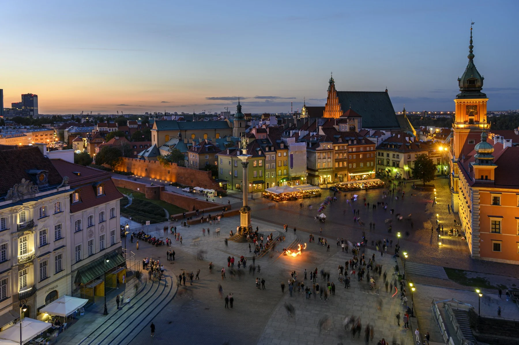 Plac Zamkowy i Stare Miasto w Warszawie wieczorem